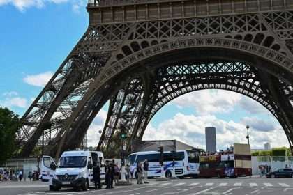 Two American Tourists Caught Sleeping At Eiffel Tower