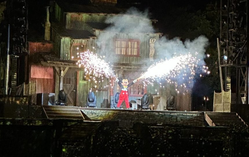 Disneyland's "fantasmic!" Fireworks Malfunction Causes Sparks To Fly